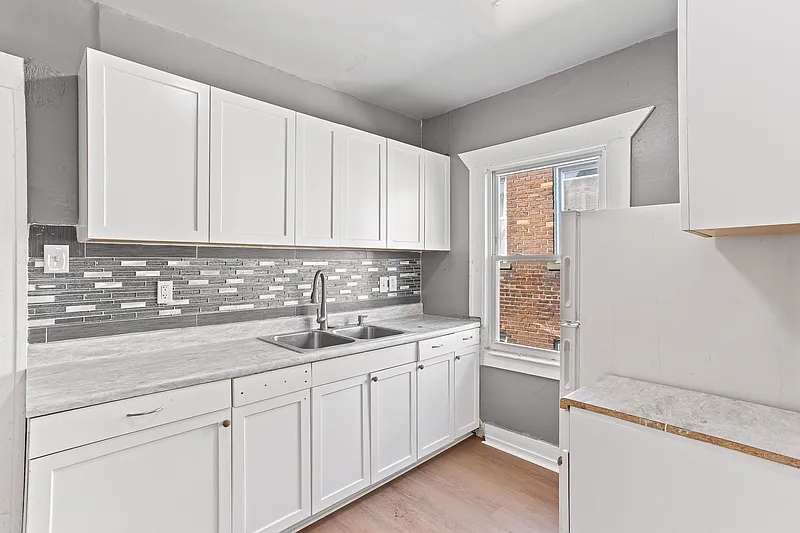 2 bed, 1.0 bath, 1000 sqft, $1,050 — Photo 2