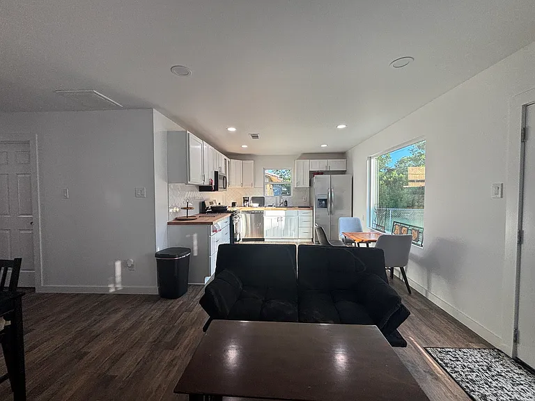 918 W 2nd St — Photo 7