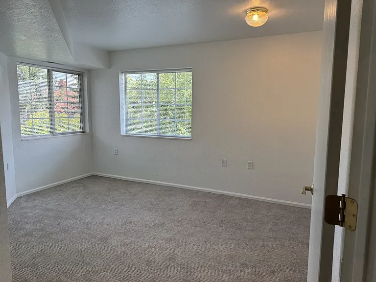 350 Houston Ave — Photo 16