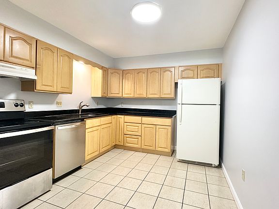 2nd image of 3 Autumn Leaf Dr APT 6