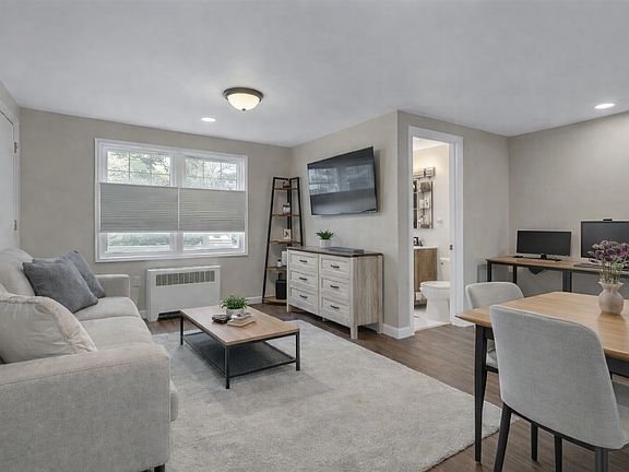 5th image of 102A Hastings Ave
