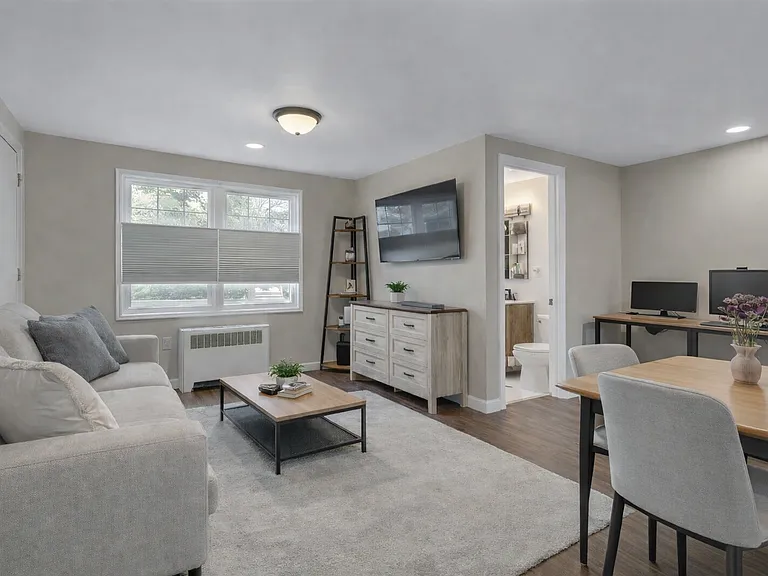 102A Hastings Ave — Photo 5