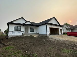 224 Meadow Breeze Ln, Center Point, IA 52213