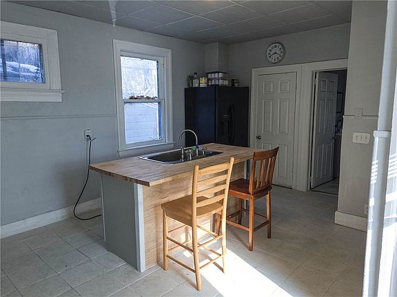 5th image of 130 Lincoln St