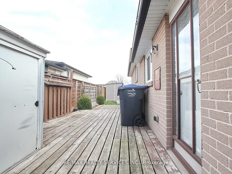 185 Earnscliffe Cir — Photo 46