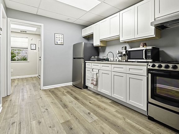 3rd image of 3531 Ridgelake Dr #4
