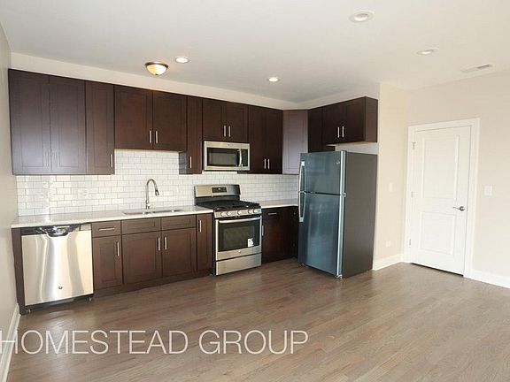 3rd image of 1947 W Chicago Avenue # Top Floor
