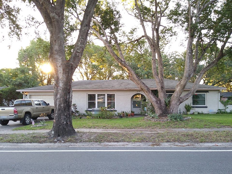 1st image of 215 Carriage Hill Dr