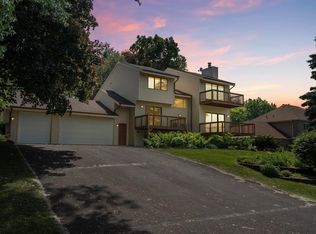 2405 Dianna Ln, Little Canada, MN 55117