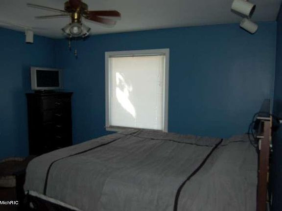 5th image of 834 Union Ave NE