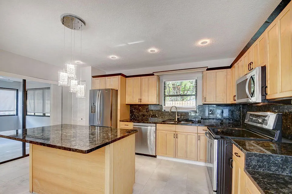 3 bed, 2.0 bath, $3,500 — Photo 3