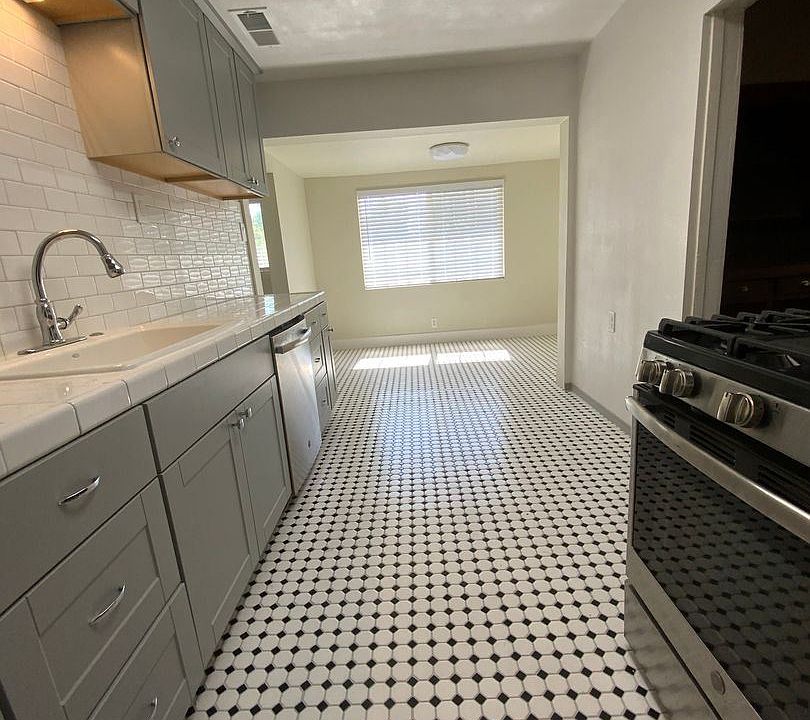 1st image of 822 N Van Ness Ave