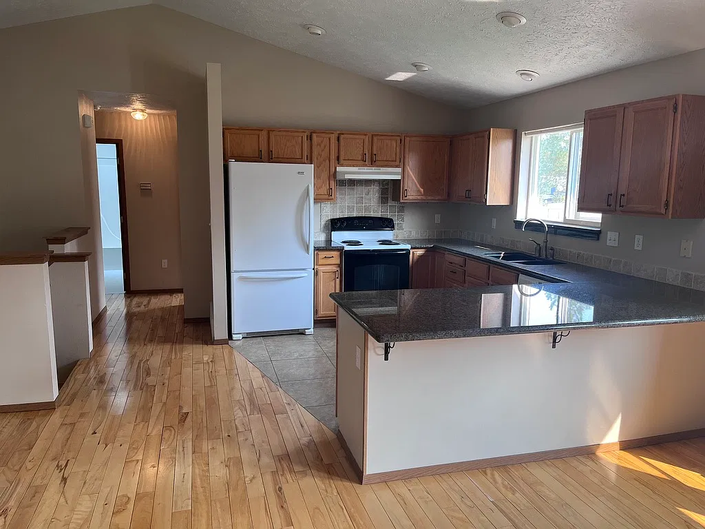 2 bed, 1200 sqft, $1,750 — Photo 2