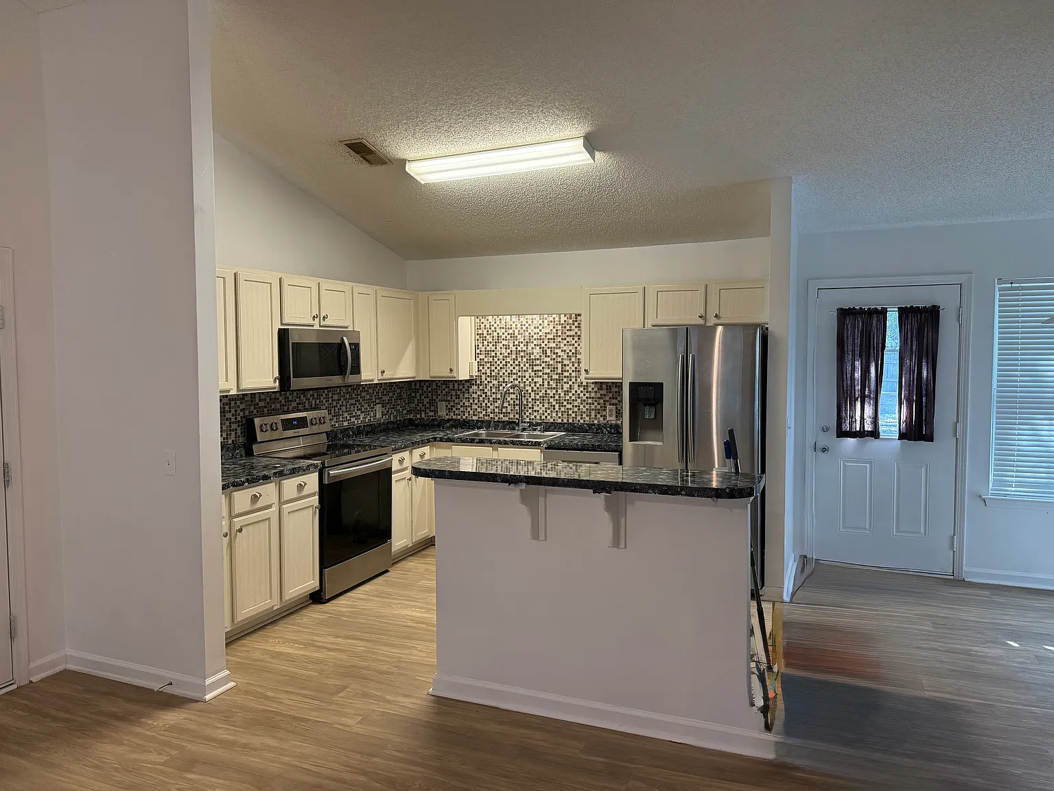 3 bed, 1436 sqft, $2,000 — Photo 4