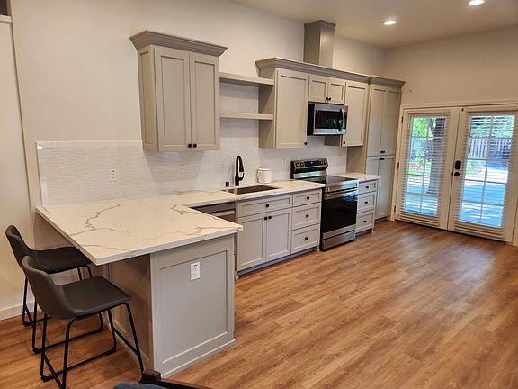 2nd image of 677 1/2 Laugenour Dr