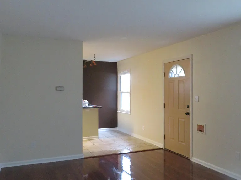 1327 Genesee Ave — Photo 15