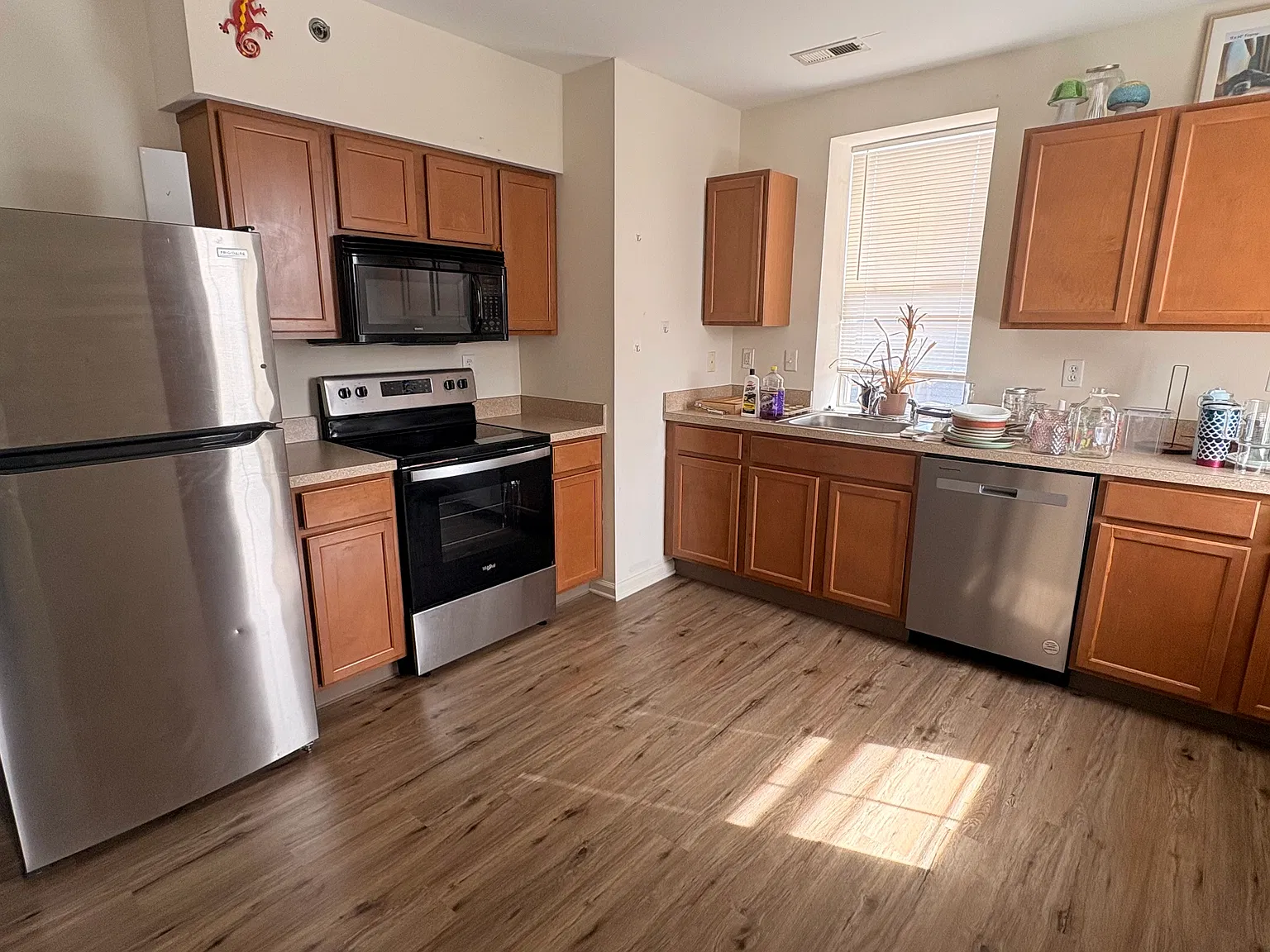 2 bed, 1000 sqft, $1,399 — Photo 2