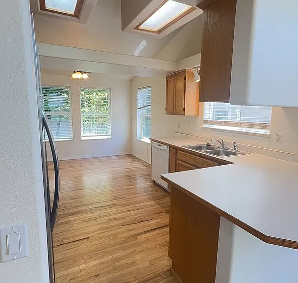 1652 Inverness Dr — Photo 6