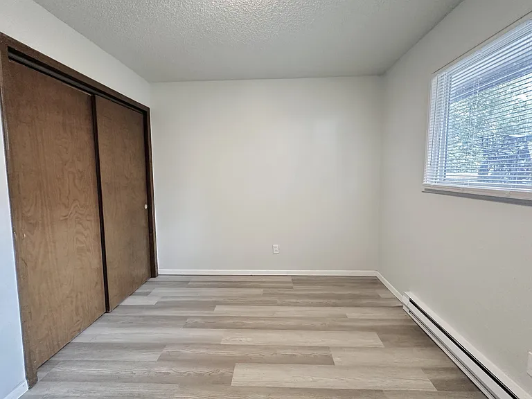 319 E 6th St — Photo 14