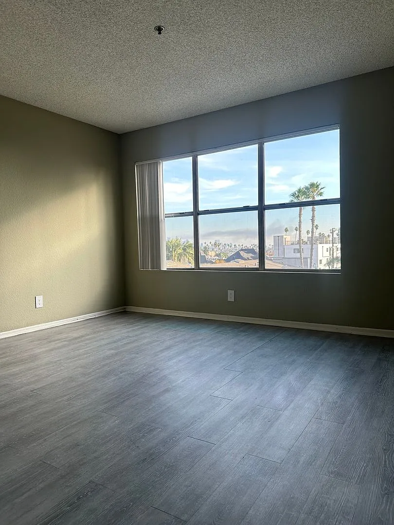 Russell Court Apartments — Photo 2