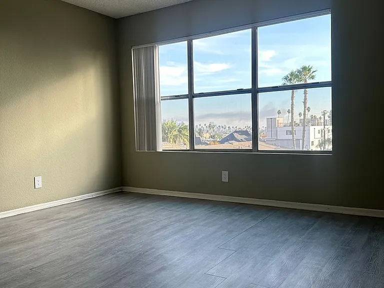 Russell Court Apartments — Photo 2