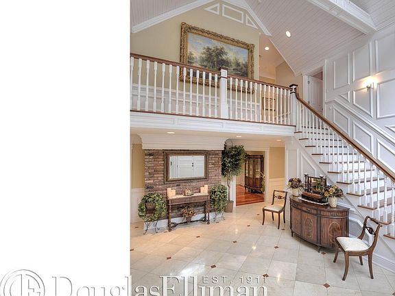 3rd image of 322 Foxwood Ln