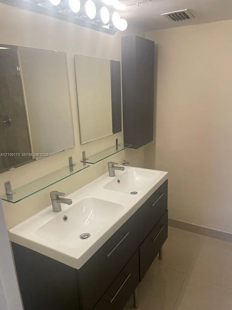 St Regis Apts Condo — Photo 4