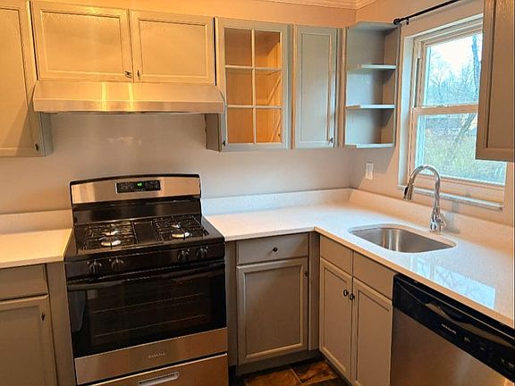 2nd image of 121 Parkwood Ln