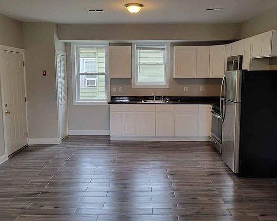 3rd image of 153 Howard Ave #2R