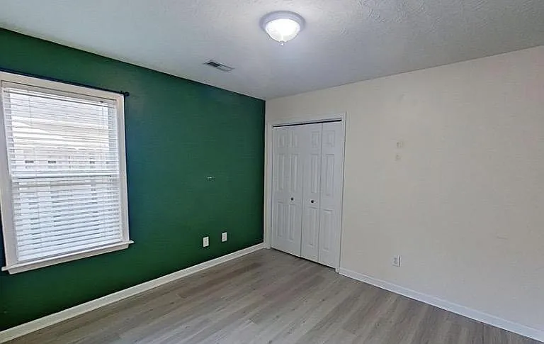 1113 Loman Ln — Photo 11