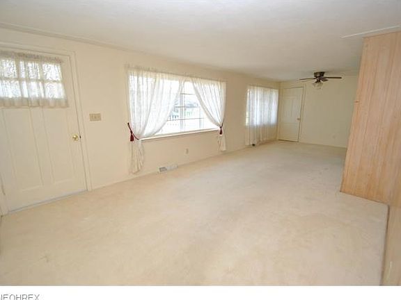 3rd image of 4880 Beachwood Dr