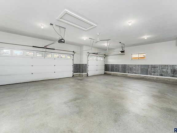3rd image of 304 Jeannie Ln