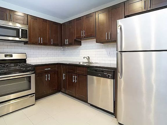 3rd image of 152 Ludlow St APT 2A