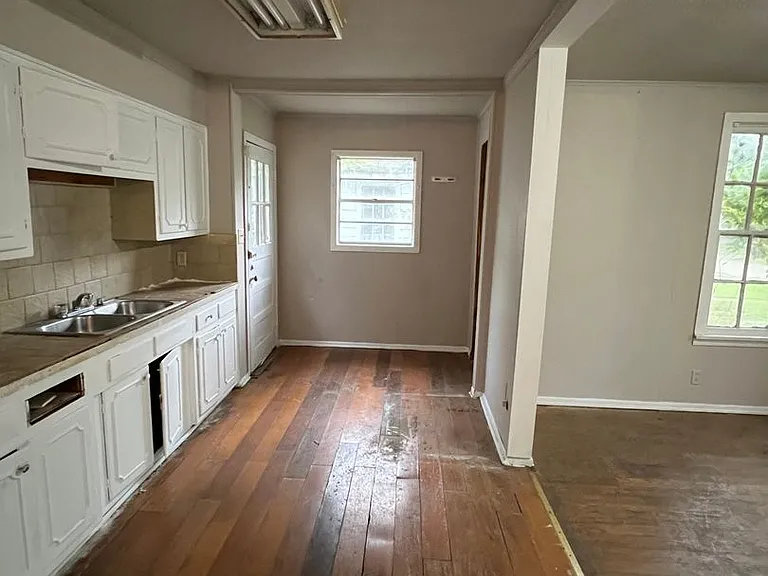 4431 Olga St — Photo 6
