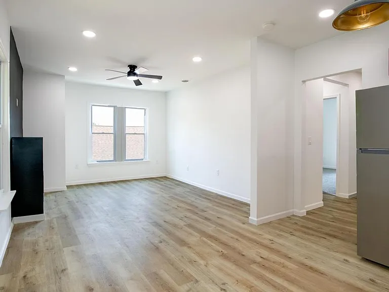 910 Main St — Photo 2