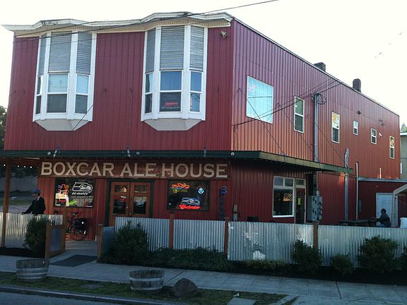 Popular neighborhood Bar w great food and drink!