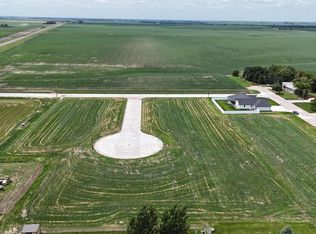 8 Wall Circle Dr, Hampton, NE 68843