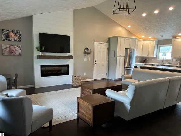 2402 Joseph Dr, Mount Pleasant, MI 48858