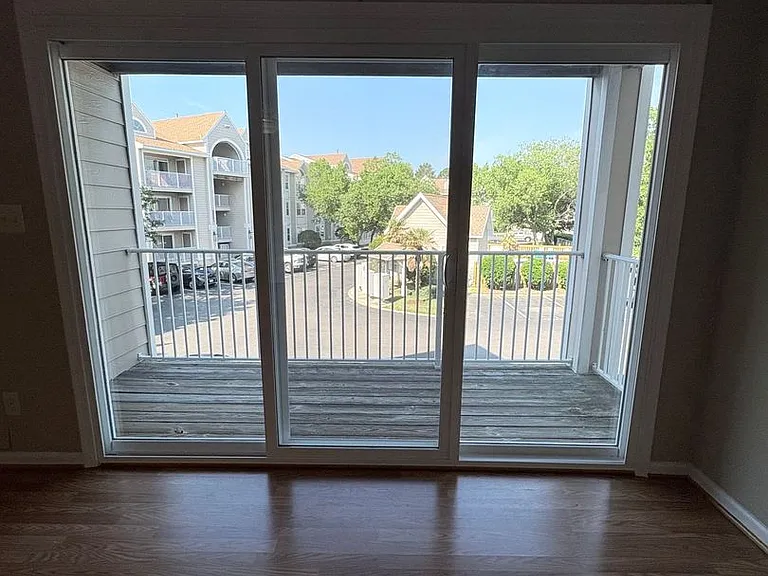 2204 Lesner Cres #200 — Photo 32