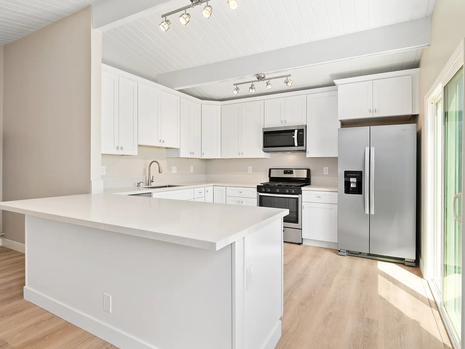 4 bed, 1250 sqft, $5,095 — Photo 3