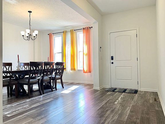 3rd image of 987 Hawkin Ln