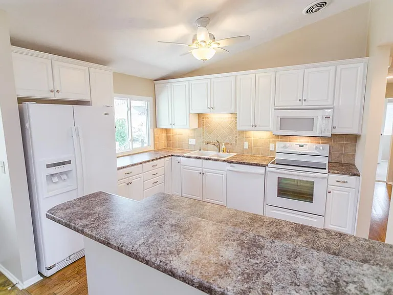 530 W Broadview Dr — Photo 3