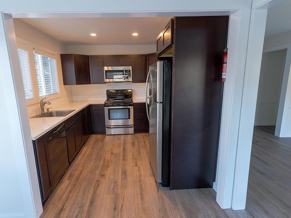 Kitchen from the breakfast nook.