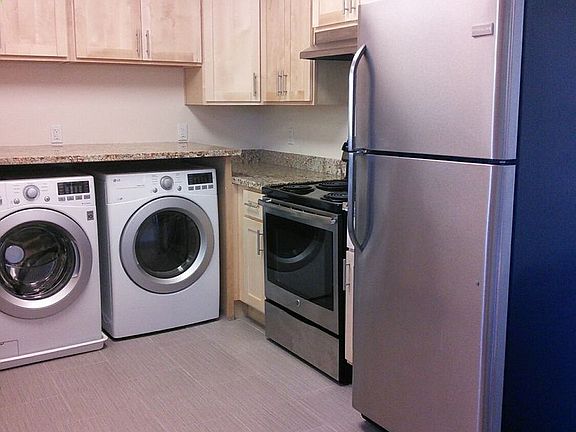 4th image of 412-418 E 9th St