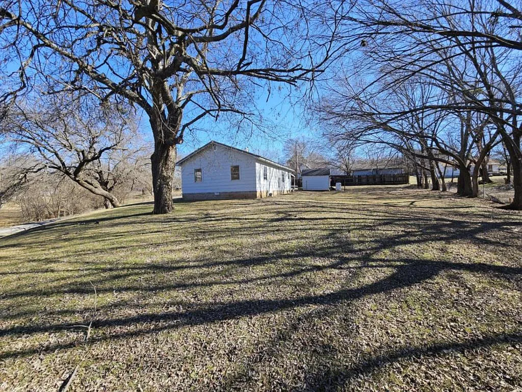Building Photo - 517 E Vinita Ave
