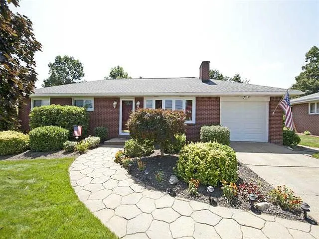 247 Columbia Dr photo 1