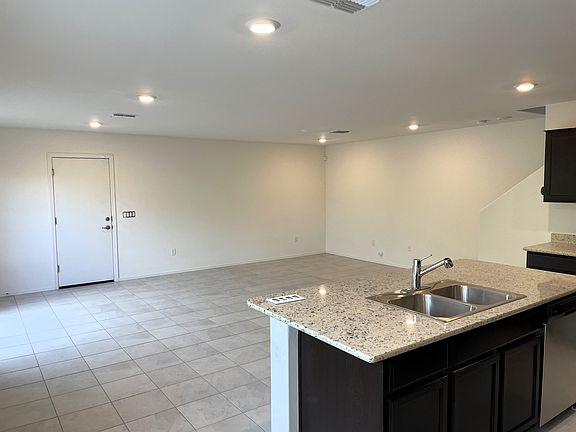 5th image of 1127 E Cairn St