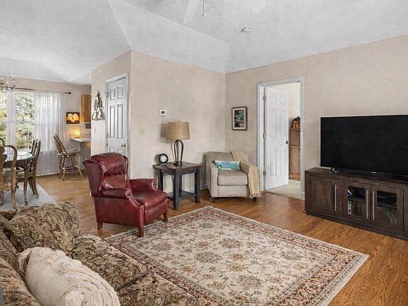 4th image of 1076 Stuart Dr