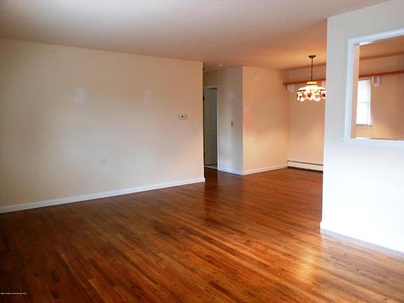 5th image of 8 Berkshire Ct