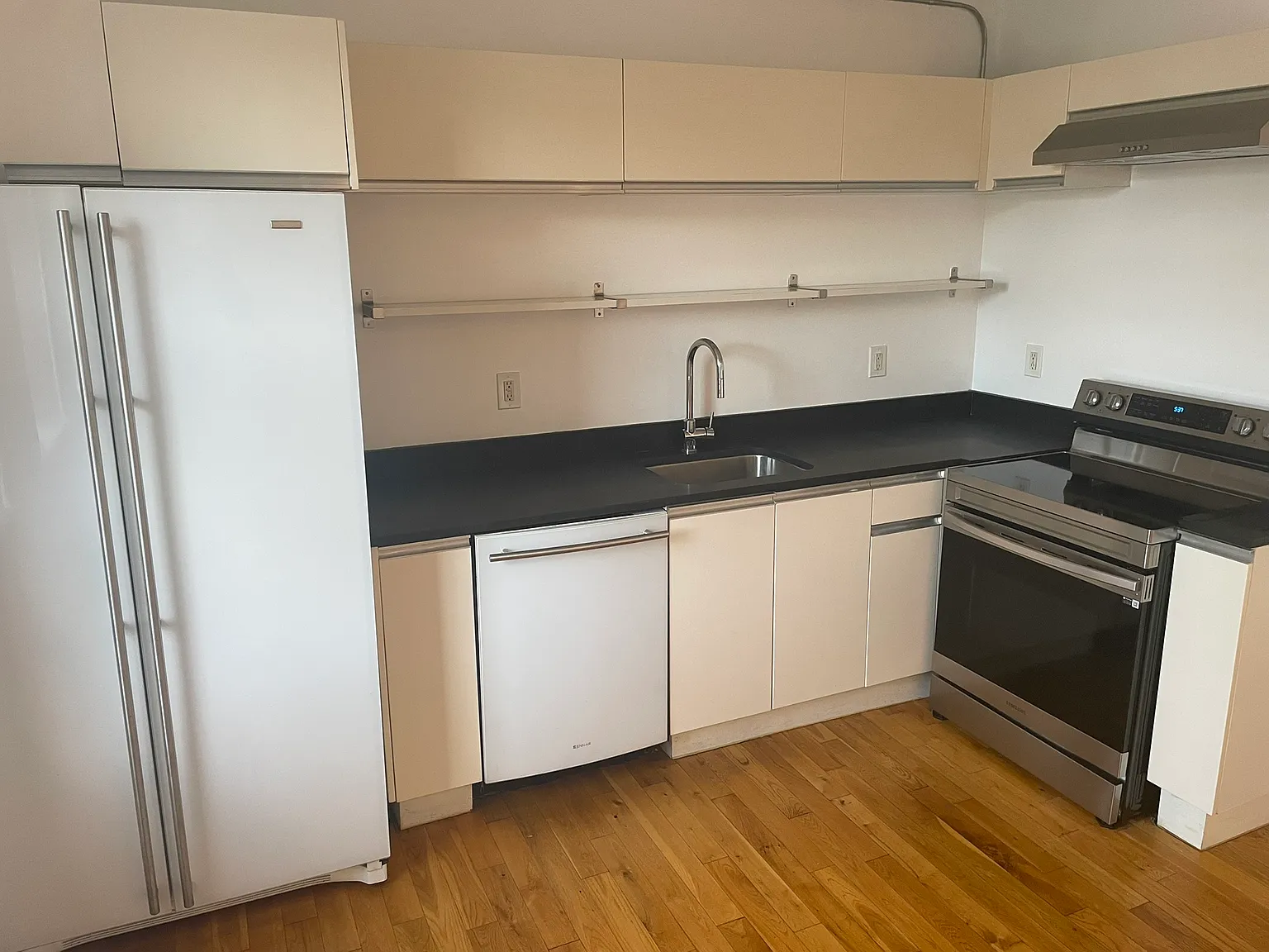 1 bed, 834 sqft, $1,600 — Photo 3